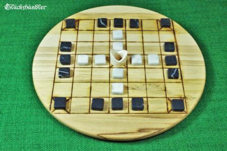 Historisches Brettspiel Fidchel mit Spielsteinen