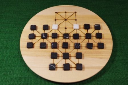 brettspiel-fuchs-und-gans-belagerungsspiel-mit-steinen