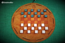 Dame-Spiel mit Spielsteinen aus grünen und beigen Marmor