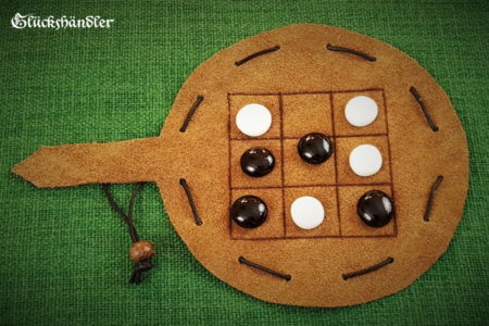 Tic Tac Toe Spiel aus Leder mit Glassteinen