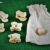 Antragale Nachbildung aus Kunststoff mit Baumwollbeutel