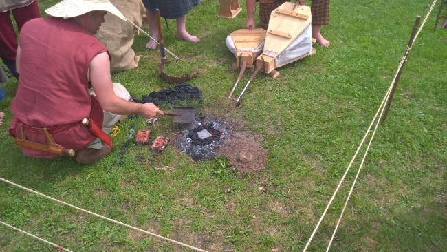 Schmiede bei der Anfertigung von Pfeilspitzen - Mittelaltertage Haar 2018