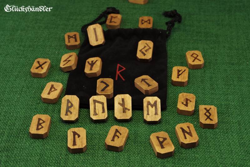 Runensteine aus Holz mit schwarzem Samtsäckchen