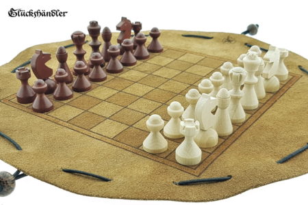 Schachbrett- aus Leder, Größe d 28cm mit Figuren aus Buchenholz als Beutelspiel