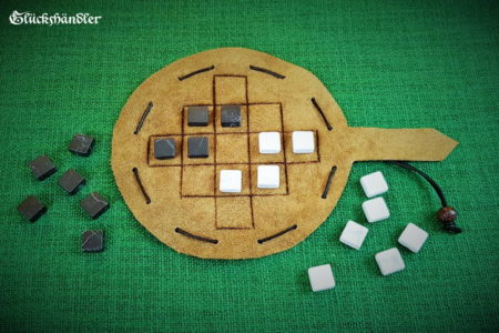 Queah-Spiel aus Leder mit Marmorsteinen schwarz und weiß.