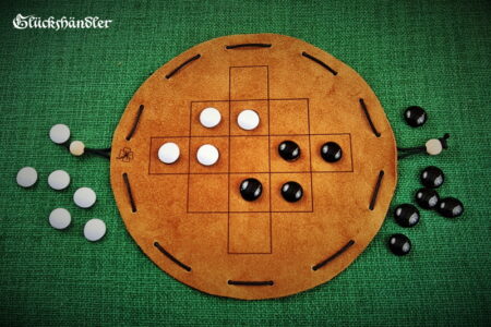 Queah-Beutelspiel-Leder-gross-d23-mit-Spielsteinen.Startaufstellung