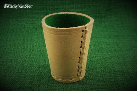 Würfelbecher aus 4mm starkem Rindleder - Natur mit grüner Filzeinlagen.