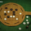Yote - Brettspiel aus Leder mit Spielsteinen aus Glas