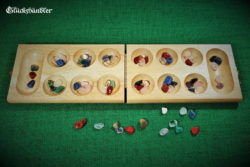 Kalaha-Mancala-Oware offen mit Spielsteinen aus Edelstein