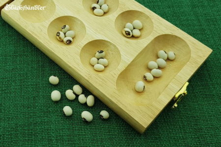 Kalaha-Mancala offen mit Spielsteinen aus Bohnen