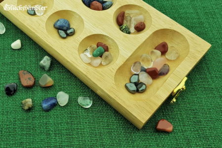 Kalaha-Mancala offen mit Spielsteinen aus Edelstein II