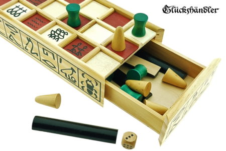 Senet Brettspiel aus Holz mit Spielsteinen geöffnet.