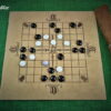 Tablut-Stoff-mit-Verzierungen-Spielplan-und-gerollt-mit-Spielsteinen-aus-Glas